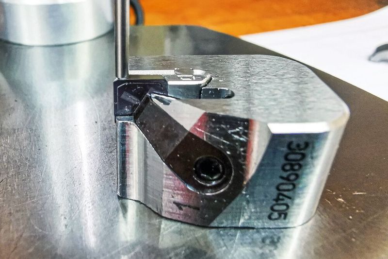 Bei der einfachen und schnellen Schneideneinstellung der Aussenreibahle mit Easy-Adjust-­System dient die flache Unterseite der Kassette als Referenzfläche. Dort ist auch das entsprechende Einstellmass zu finden.   (Bild: Vollrath)