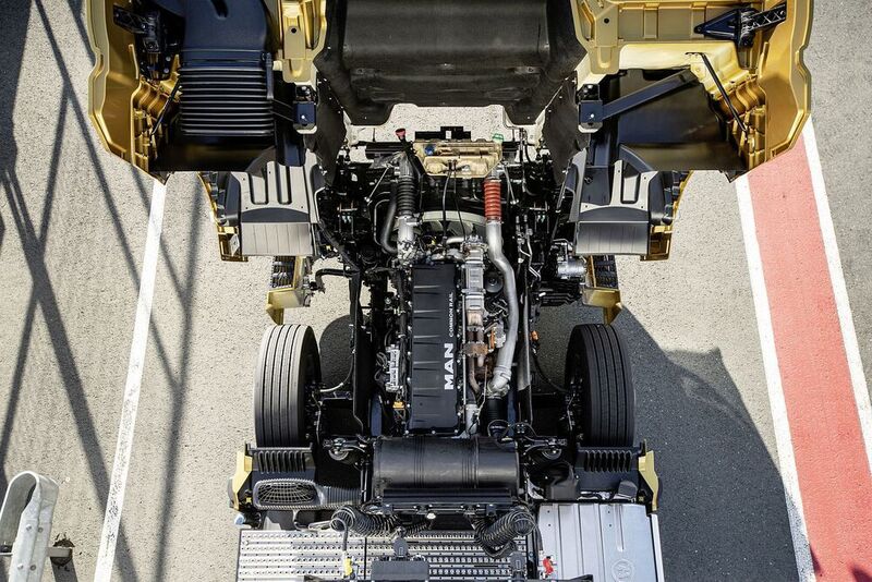 Unter den Fahrerhäusern arbeiten die erst 2019 aufgefrischten Euro-VId-Motoren in den bewährten Chassis. (MAN Truck & Bus SE)