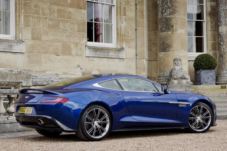 Mindestens 249.995 Euro sind fällig, um den neuen Aston Martin Vanquish zu fahren. Ein stolzer Preis – aber es ist ja auch der 100.. (Aston Martin)
