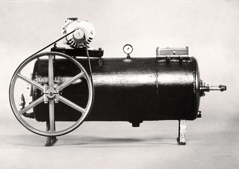 1945: Foss 1, the first piston pump for domestic water supply (Source: Grundfos)