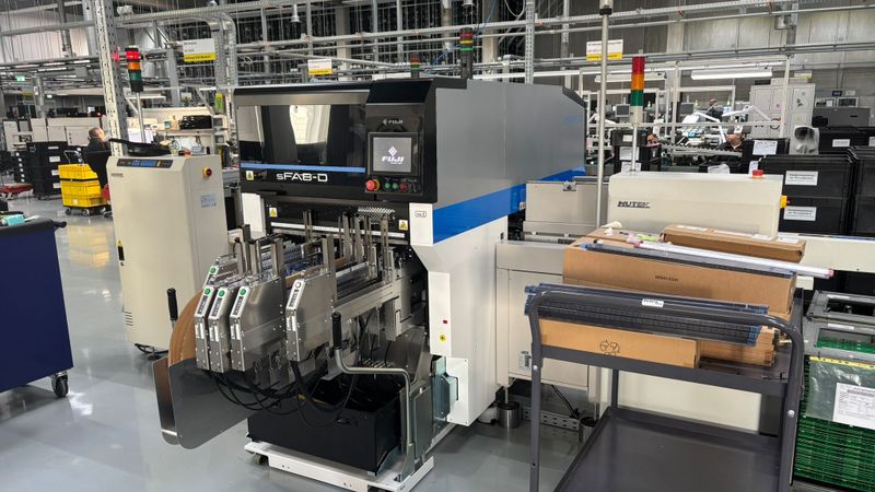 Präzise THT-Fertigung bei W. Kolb: Die FUJI sFAB-D automatisiert manuelle Bestückungsprozesse für höchste Stabilität und Qualität.(Bild:  W. Kolb Fertigungstechnik GmbH)