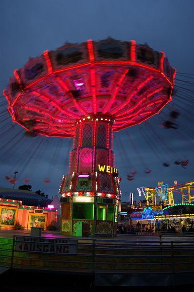 Bunt ging's her auf Bayerns zweitgrößtem Volksfest. (Bild: IT-BUSINESS/Sarah Maier)