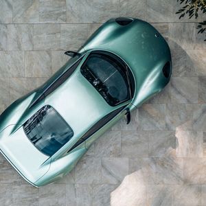 Knackige Proportionen und elegant tailliert: Der Elektro-Flitzer kann sich sehen lassen.(Bild:  Caterham)