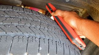 Den Groove Glove von T-Scan legt der Anwender auf den Reifen und fährt das Profil von innen nach außen ab. (Bild: t-Scan)