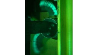 Trennende Schutzeinrichtungen bei Schleifmaschinen sind für die Sicherheit der Mitarbeiter essenziell, sagen alle Experten. Zwar komme es nicht oft vor, dass eine im Betrieb befindliche Schleifscheibe birst, wie hier im Bild, doch wenn das passiert, seien die Verletzungsgefahren enorm. (IWF TU Berlin)