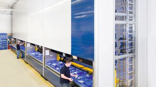 Der Lagerlift Logimat hat eine bseonders kleine Grundfläche und kann Wegezeiten um bis zu 70% vermindern. (Bild: SSI Schäfer)