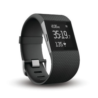 Moderne Smart Watches bzw. Wearables können sogar noch mehr als das. Fitnesstracker (hier ein Fitbit Surge 3QTR) und Wearables zur Gesundheitsüberwachung gelten heute als großer Wachstumsmarkt. (fitbit)