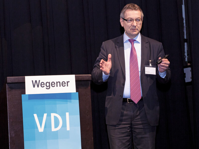 Prof. Dieter Wegener, Siemens: „Produktionseinheiten werden global vernetzt und organisieren sich selbstständig, um Aufträge auszuführen.“ (Bild: VDI Wissensforum)