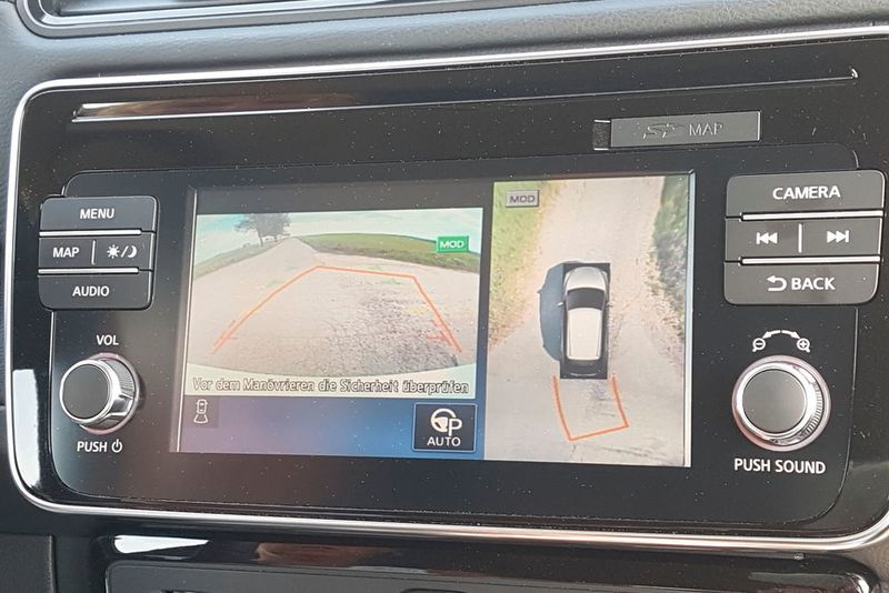 Der 360-Grad-Rundumsichtmonitor mit Parksensoren vorne und hinten ist ab der Acenta-Ausstattung für 650 Euro erhältlich. (Mauritz/»kfz-betrieb«)