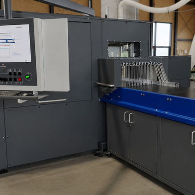 IMA Schelling Precision verweist mit Blick auf seine neue Ablängsäge Xm 250 auf den hohen Automatisierungsgrad. Denn sie übernimmt vom Einlegen bis zum Abtransport der gesägten Werkstücke alles. Sie ist außerdem modular bis zum mannlosen Betrieb erweiterbar und hat diverse offene Schnittstellen zu bieten. (Bild: IMA Schelling Precision)