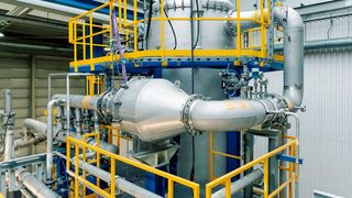 Die neue Verdüsungsanlage zur Herstellung von besonderen Metallpulvern soll bei Outokumpu in Krefeld schon im April 2023 in Betrieb gehen. (Bild: Outokumpu )