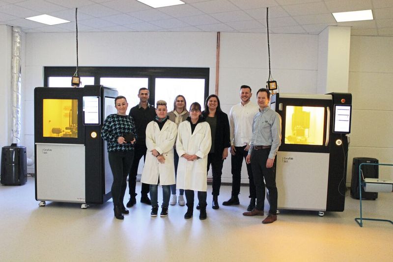Das Technical Ceramics Team der Steinbach AG mit den 3D-Druckern (Bild: Steinbach AG)