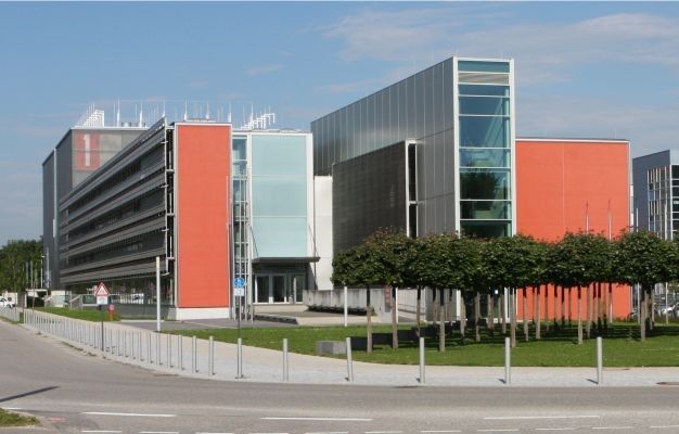 Das Leibniz-Rechenzentrum in Garching, Standort des SuperMUC (LRZ)