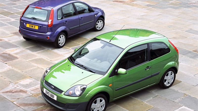 Die 6. Generation des Fiesta basierte auf einer neuen Plattform und war im Vergleich mit den Vorgängermodellen deutlich länger und breiter. Anfangs nur als Fünftürer angeboten, folgte die dreitürige Variante im Juni 2002. Die alten Stoßstangen-Motoren wurden endgültig durch die moderneren Zetec-Rocam ersetzt. (Bild: Ford)