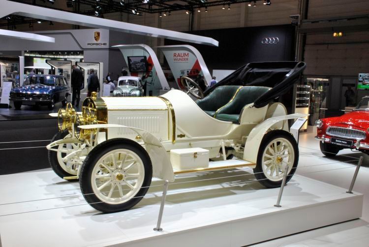 Der Mercedes-Simplex 40 PS aus dem Jahr 1903 nahm seinerzeit zahlreiche Eigenschaften eines modernen Automobils vorweg. So vereinfachten seine Konstrukteure die Bedienung, indem der Simplex „automatisch“ auskuppelte und die Antriebswelle beim Betätigen des Schalthebels abbremste.  (Dominsky)