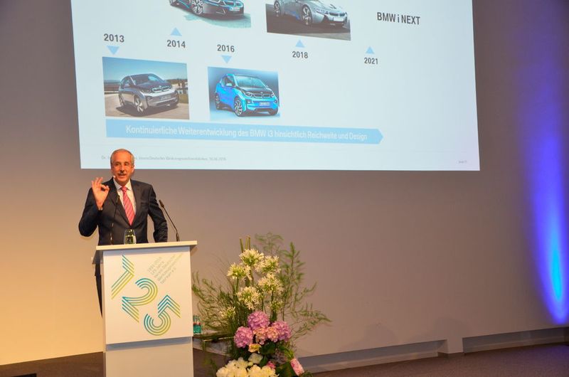 BMW-Vorstand Dr. Klaus Draeger, zeigte in seinem Vortrag Fahrzeugstudien seines Unternehmens als Antwort auf die steigenden Anforderungen bzgl. des CO2-Ausstoßes.  (Jablonski)