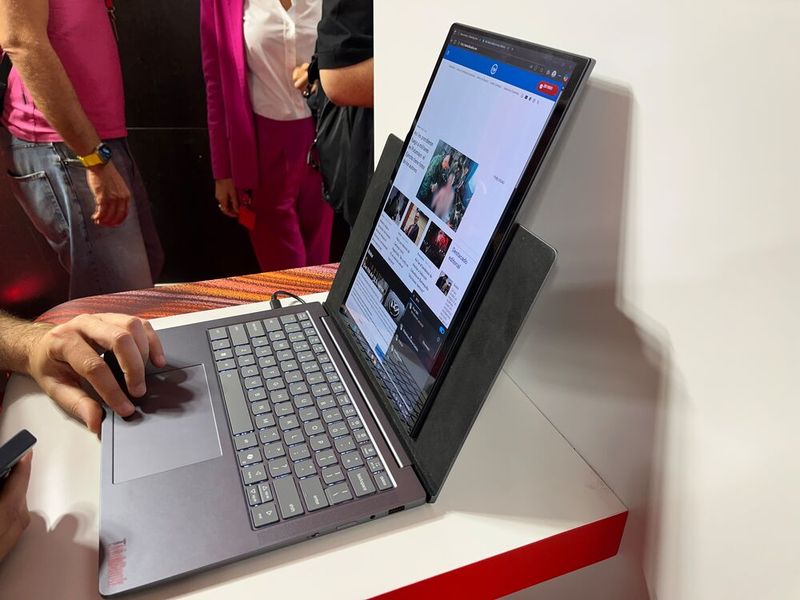 Das ThinkBook VertiFlex Concept ist trotzdem kaum dicker und schwerer als ein herkömmliches 14-Zoll-Thinkbook. (Bild: Vogel IT-Medien)