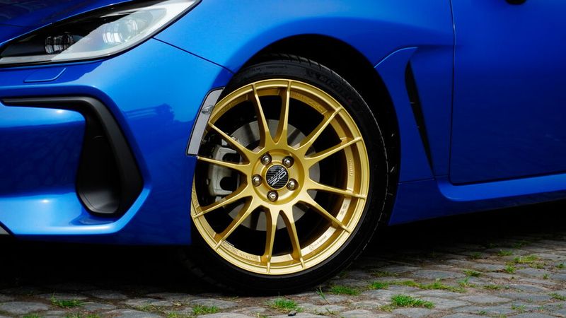 Die limitierte Final Edition kommt mit Merkmalen wie den OZ Racing Ultraleggera Leichtbau-Felgen in Race Gold, ... (Bild: Subaru)