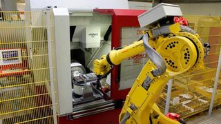 MFL verwendet einen gebrauchten Roboter auf einer 15-Meter-Schiene, den die Niedersachsen in einer kleinen Zelle per sogenanntem Teach-in "eingewiesen" haben. (Maschinen- und Formenbau MFL Leinetal GmbH)