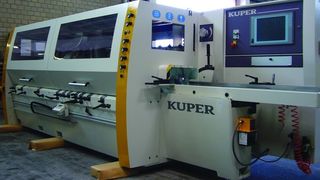 Die neue Generation der Hobel- und Kehlautomaten Kuper SWT zeichnet sich durch ein einfaches aber wirksames Sicherheitskonzept aus, das auf dem multifunktionalen Sicherheitsschaltgerät Sirius 3TK28 von Siemens basiert. (Archiv: Vogel Business Media)