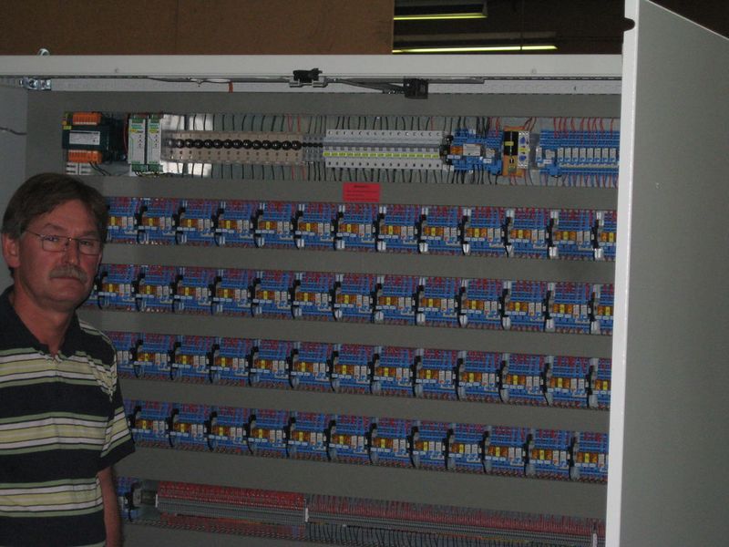 Thomas Selzer, der bei Berg Armaturen Steuerungen unter anderem für die Elektrokonstruktion verantwortlich ist, setzt ausschließlich Relais von Finder ein.  (Bild: Finder)