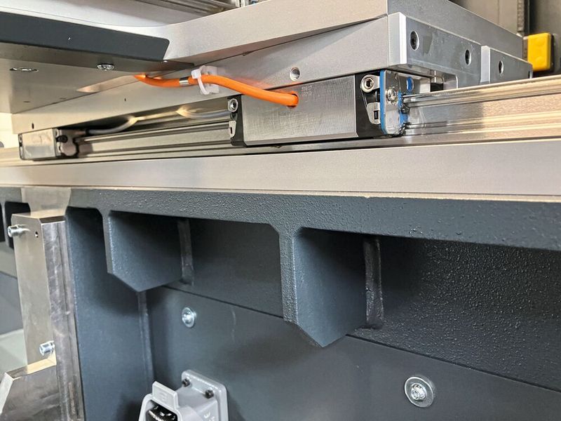 IMS-Compact-Führungswagen mit integriertem Encoder und SSI-Schnittstelle: Das Stahlgehäuse schützt das magnetische Messverfahren vor elektromagnetischen Einflüssen. (Bild: Bosch Rexroth)