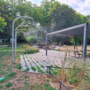 60 Hochdruck-Nebelduschen sind Teil des Wiener Hitzeschutz-Konzeptes. Verteilt in Wiener Parks, sorgen sie an heissen Tagen für Abkühlung. (Bild:  Kaiser.Works)