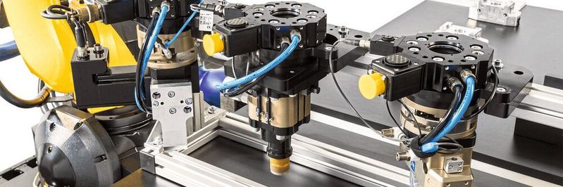Ein Adapter wird am Ende des Roboterarms befestigt, der dann verschiedene Werkzeuge aus einem Magazin aufnimmt. Ein Adapter wird am Ende des Roboterarms befestigt, der dann verschiedene Werkzeuge aus einem Magazin aufnimmt.