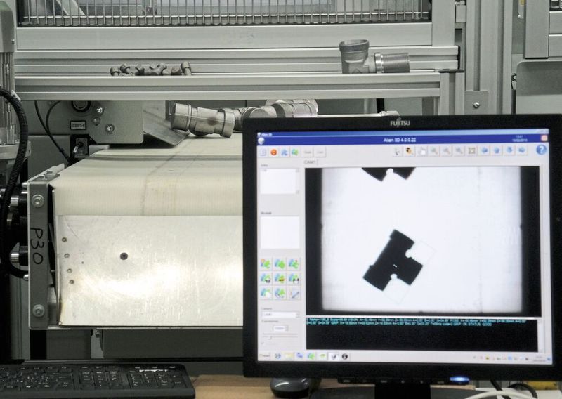 Über Bildverarbeitung wird die Lage der Rohlinge ermittelt, dass der Greifer des Roboters weiß, wie er die Bauteile in die Maschine einlegen muss. (Stefanie Michel)