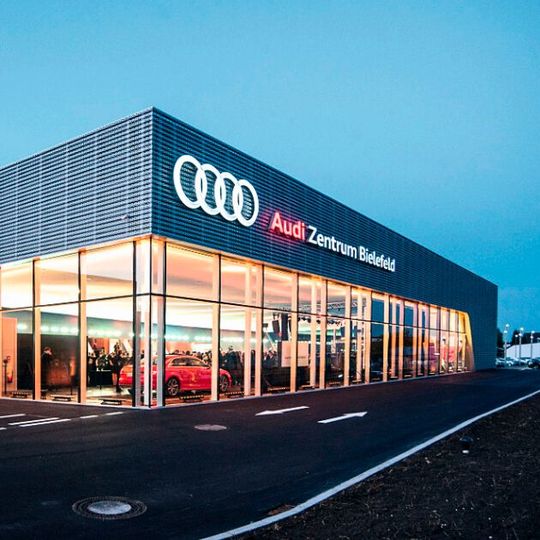 Das Audi-Zentrum Bielefeld öffnete im Oktober 2015 die Pforten und verkaufte in seinem ersten Quartal fast 600 Fahrzeuge. Das Audi-Zentrum Bielefeld öffnete im Oktober 2015 die Pforten und verkaufte in seinem ersten Quartal fast 600 Fahrzeuge.