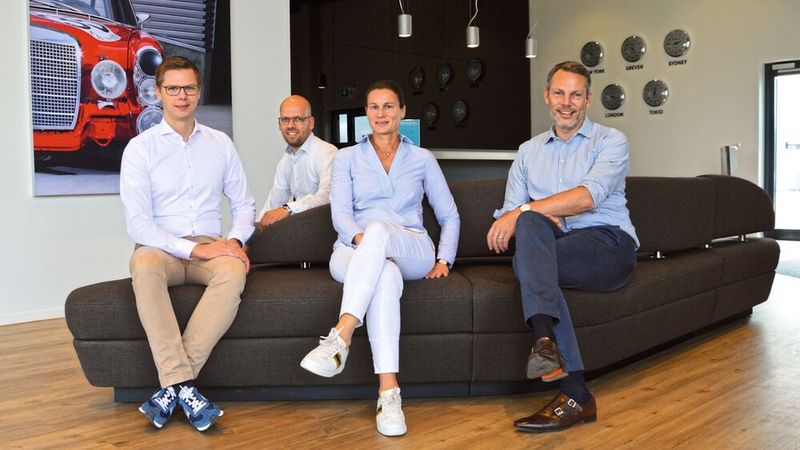 Präsentierten der Jury des Digital Automotive Awards 2020 das Business-Intelligence-System und die Digitalstrategie von Beresa: Marketingleiterin Julia Riethmüller, Geschäftsführer Thomas Ulms (r.), Projektmanager Kurt Weinrich (l.) und André Eggert. (Bild: Achter/»kfz-betrieb«)