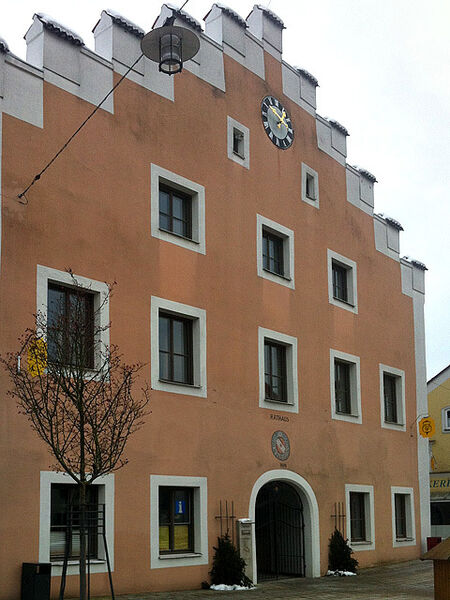 Rathaus-Rätsel vom 1. Februar 2013: Diefurt an der Altmühl ist bekannt für seinen Chinesenfasching, dessen gelbes Logo schon am Rathaus hängt. (Foto: vio)