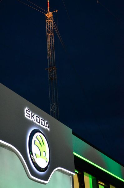 Über dem Autohaus Schandert thronte zur Eröffnung ein riesiger Mast mit Stahlseilen, die das Gebäude überspannten. (Bild: Grimm/»kfz-betrieb«)