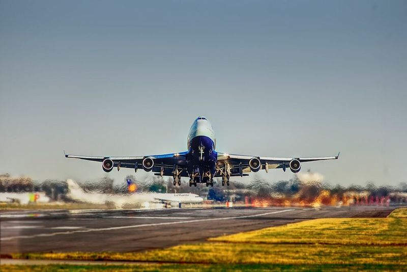 20. Luft- und Raumfahrtindustrie
Ebenfalls die 50.000-Euro-Schwelle übertrifft der Median der Luft- und Raumfahrtindustrie. Durchschnittlich verdienen Berufseinsteiger im Jahr in diesem wirtschaftlichen Bereich 50.400 € brutto.  (gemeinfrei)