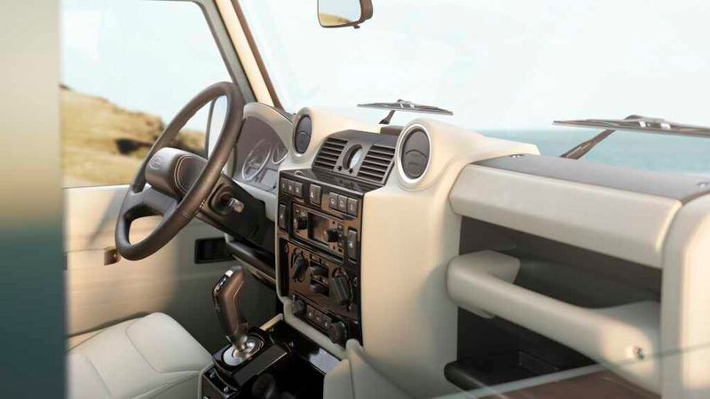 Die schwarz glänzende Mittelkonsole beherbergt das Land-Rover-Classic-Infotainment-System. Über den mit einer Blende eingefassten 3,5-Zoll-Touchscreen steuert man Funktionen wie Navigation, DAB-Radio und Bluetooth-Verbindungen. (Bild: JLR)