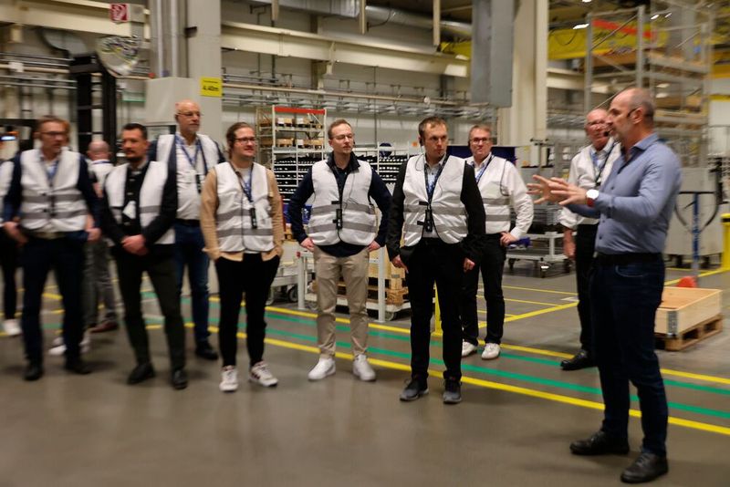 Zwei Highlights des Tages waren die Rundgänge in den Engel-Produktionswerken in Schwertberg und in St. Valentin. Es ist schon beeindruckend, zu sehen, wie hier Spritzgießmaschinen unterschiedlicher Größe entstehen. (Bild: Maschinenmarkt/rw)