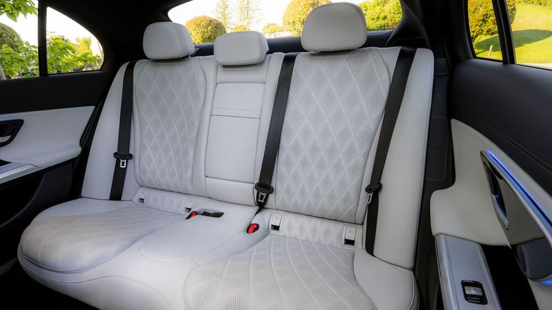 Die Platzverhältnisse hinten sind hervorragend. (Bild: Mercedes-Benz)