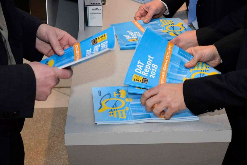 Die Teilnehmer der Veranstaltung erhielten einen exklusiven Vorabdruck. Regulär erscheint der DAT-Report in vier Wochen. (Bild: Wehner / »kfz-betrieb«)