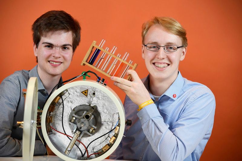 Bundessieger im Fachgebiet Chemie wurden Johannes Waller (17) und Philipp Kessler (17) aus Baden-Württemberg. Die beiden befassten sich mit der sogenannten Fehling-Probe, die unter anderem zum Nachweis von reduzierenden Zuckern dient. In Laborversuchen konnten sie belegen, dass die Reaktion einer komplexeren Chemie folgt, als dies bislang in Schul- und Lehrbüchern dargestellt wird. (Stiftung Jugend forscht e.V.)