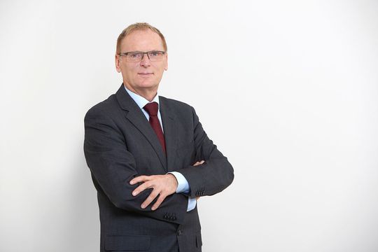 Jochen Homann, Präsident der Bundesnetzagentur: "Die Frequenzen sollen nicht nur für den neuen Mobilfunkstandard 5G, sondern auch für eine bessere Mobilfunkabdeckung in Deutschland eingesetzt werden. Es liegt nun in der Hand der Unternehmen die Frequenzen zügig zu nutzen und die damit verknüpften Versorgungsauflagen zu erfüllen."(Bild:  Laurence Chaperon)