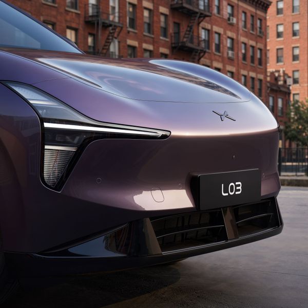 The front features the typical Xpeng characteristics: the headlights are shaped like half an X, and the area in between is closed. (Source: Xpeng)