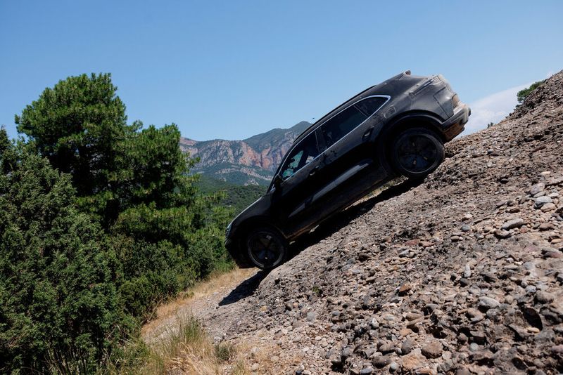 Auch ins Gelände kann der E-Cayenne (Bild: Porsche)