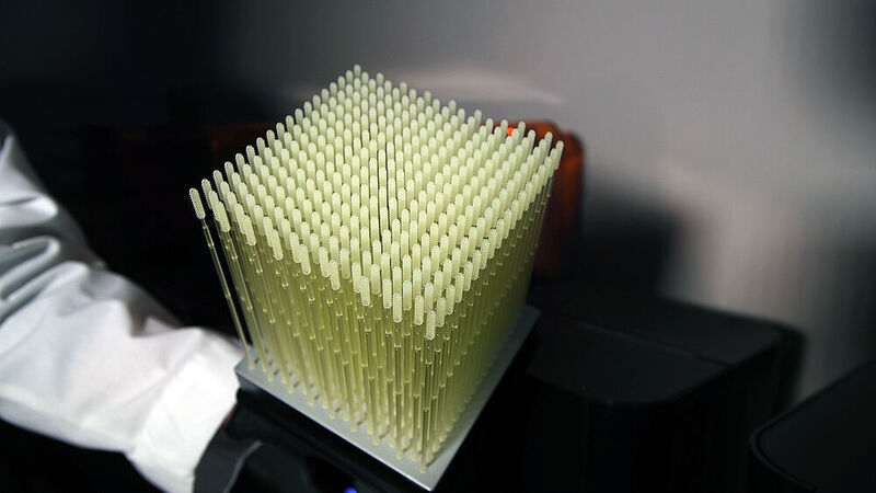 Alle Tests zeigten, dass die 3D-gedruckten Nasenabstriche die gleiche Leistung und den gleichen Patientenkomfirt erbringen wie Standardabstriche, die für die Prüfung auf COVID-19 verwendet werden. (Formlabs)
