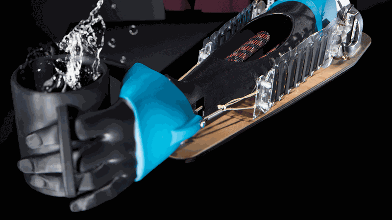 Der biorobotische Arm unterdrückt menschliches Zittern. (Bild:  Max-Planck-Institut für Intelligente Systeme)