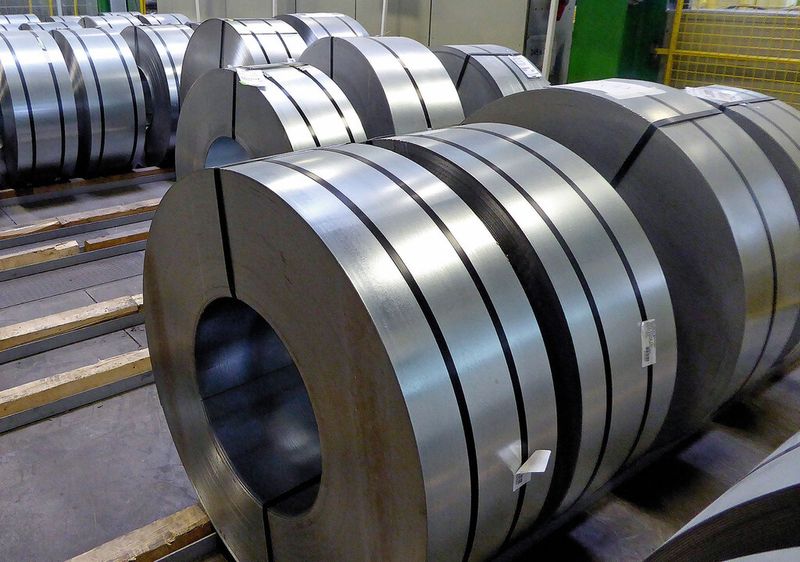 Ausgangsmaterial für die an Größe und Art vielfältigen Zargen für Tore und Türen sind diese Coils. (Kuhn)