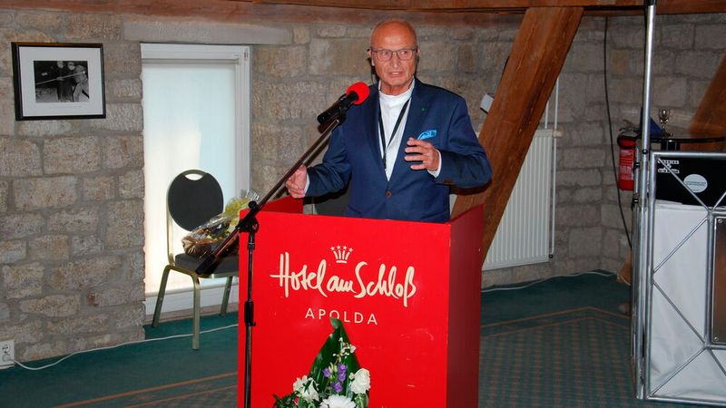 harald Scholz stimmte die Gäste auf einen schönen Abend ein und... (Bild: Wenz|»Fahrzeug+Karosserie«)