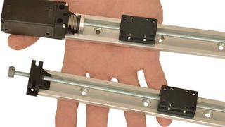 Die kleine und handliche Miniatur-Linearachse SLN27 ist aufgrund des kompakten Drylin N- Gleitführungssystems, egal ob mit oder ohne Motor, ein Fliegengewicht. (Bild: Igus)