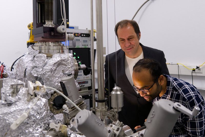 Il dott. Alexander Weismann (a sinistra) e il dott. Arnab Banerjee studiano l'eccitazione delle molecole al microscopio a effetto tunnel.(Immagine: Sophie Humbert, Università di Kiel)