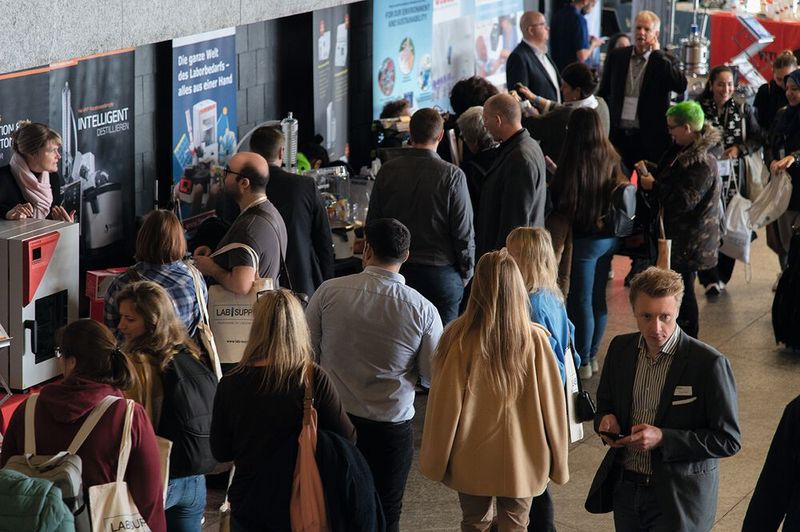 Wer von den Besuchern bis zum Ende der Messe um 15:30 Uhr blieb...  Mehr Infos zu den kommenden LAB-SUPPLY-Messen finden Sie auf www.lab-supply.info (Bild: Stefan Stark)