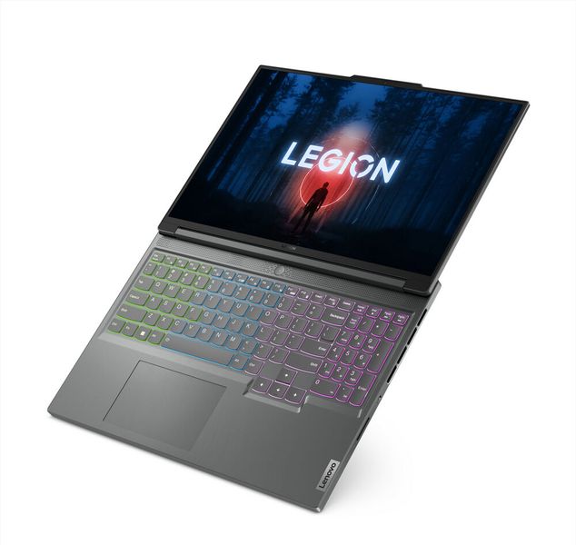 Das Legion Slim 5 ist ausgestattet mit einer TrueStrike-Tastatur in voller Größe mit austauschbaren WASD-Tastenkappen und einer 4-Zonen-RGB-Beleuchtung. (Bild: Lenovo)